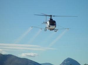 Traitement microbiologique réalisé à l'aide d'un hélicoptère, sur de grandes surfaces.